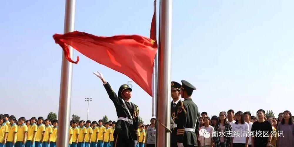沙发靠电暖炉太近被引燃导致大火，三名儿童被困屋内情况危急，消防员冲进火场紧张救援